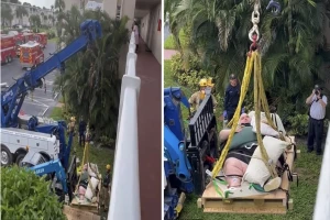 "أنزلوه باستخدام رافعة".. بالفيديو.. عملية إنقاذ معقدة لرجل أمريكي وزنه 270 كيلو في فلوريدا