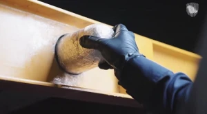 عثر عليها مخبأة في شاحنة.. بالفيديو: إحباط تهريب أكثر من 8 كيلوغرام "شبو" في منفذ البطحاء