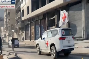 بالفيديو: مركبات الصليب الأحمر تغادر شمال غزة متجهة لتسليم الرهائن الإسرائيليين
