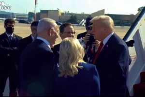بالفيديو.. لحظة وصول الرئيس الأمريكي ترامب إلى إسرائيل لإلقاء كلمة أمام الكنيست