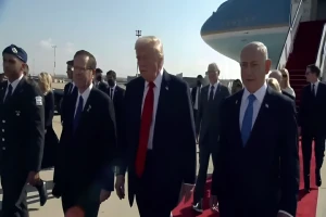 بالفيديو.. إسرائيل تفرش السجادة الحمراء أثناء استقبال ترامب في مطار بن غوريون