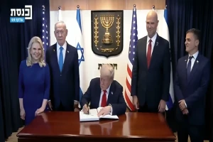 بالفيديو.. ترامب يوقّع في سجل  الزوار في الكنيست.. ويكتب هذه العبارة