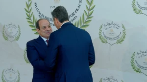 بالصور.. السيسي يستقبل ضيوف قمة السلام بشرم الشيخ