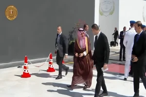 نيابةً عن ولي العهد.. بالفيديو: وزير الخارجية يصل إلى مصر لترؤس وفد المملكة المشارك في قمة شرم الشيخ للسلام