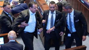 بالفيديو.. لحظة طرد عضوين من الكنيست بعد مقاطعتهما كلمة الرئيس الأمريكي ترامب