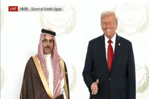 بالفيديو.. ‏ ترامب يلتقط صورة تذكارية مع وزير الخارجية  الأمير فيصل بن فرحان في شرم الشيخ