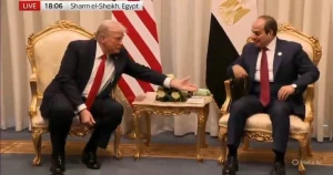 بالفيديو: ردة فعل السيسي بعدما مد ترامب يده ليصافحه دون أن يتنبه له