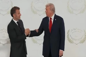بالفيديو :مصافحة طريفة بين ترامب وماكرون تتحول إلى استعراض للقوة