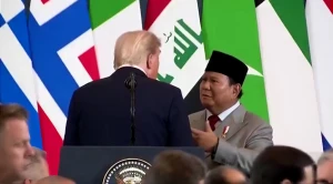 «هل يمكنني مقابلة إريك؟».. بالفيديو:ميكروفون مفتوح يفضح حديثًا جانبيًا بين ترامب ورئيس إندونيسيا في قمة شرم الشيخ