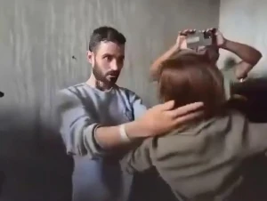 بالفيديو: أسير فلسطيني يتفاجأ بأن عائلته على قيد الحياة بعد أن أبلغه الإسرائيليون بمقتلهم جميعًا في غزة