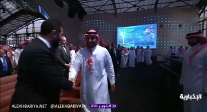 بالفيديو: لحظة وصول ولي العهد إلى مقر مؤتمر مبادرة مستقبل الاستثمار