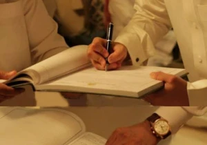 قصة عريس طلق زوجته بعد لحظات من عقد النكاح بسبب عبارة والد العروس “زوجناك عشان أمك”