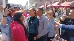 «قبّلها وحاول احتضانها».. بالفيديو.. لحظة تحرش شخص برئيسة المكسيك خلال تجولها في الشارع