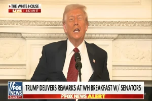 بالفيديو.. ترامب يسخر من طريقة جلوس الوزراء الصينيين أثناء اجتماعه معهم :"لم أر في حياتي رجالاً بهذا الخوف"