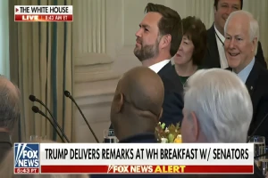 بالفيديو: نائب الرئيس الأمريكي  جي دي فانس يسخر من  جلسة الوزراء الصينيين ويثير ضحك الحضور