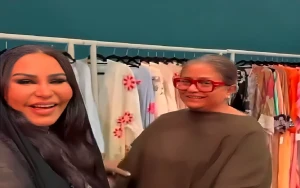 بالفيديو: سيدة هندية تفاجئ أحلام بحفظ أغانيها وتغني معها "تدري ليش أزعل عليك"