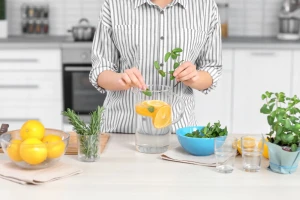 "مضاف إليه جوز الهند أو النعناع أو البطيخ".. أخصائية تغذية تكشف أهمية "الماء المحمّل" في الوقاية من السكري!