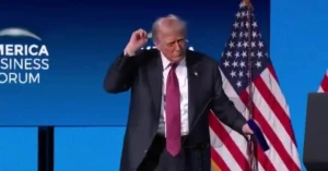 بالفيديو.. ترامب يؤدي رقصته الشهيرة بعد خطابه في منتدى الأعمال بمدينة ميامي