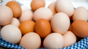 تسبب الانتفاخ وعسر الهضم.. 5 أطعمة لا تتناولها أبدا مع البيض!