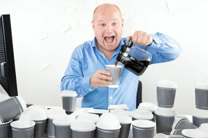 دراسة تكشف مفاجأة بشأن الأشخاص الذين يجلسون أكثر من 6 ساعات يوميًا ولا يشربون القهوة