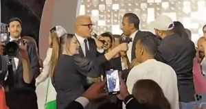 «الفنان يرفض دفع 200 جنيه».. تطورات جديدة في قضية صفع عمرو دياب لشاب حاول التصوير معه