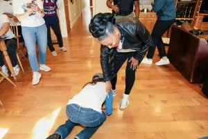 بالصور.. مذيعة أمريكية تسجد وتقبل حذاء نائبة ديمقراطية