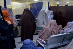 طالبان تجبر النساء  الأفغانيات على ارتداء النقاب الكامل  عند دخول المستشفيات- فيديو