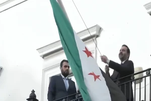 بالفيديو.. الشيباني يرفع العلم السوري فوق السفارة السورية في لندن بعد إعادة افتتاحها