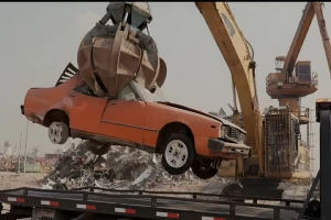 بالفيديو.. كبس وإتلاف السيارات المخالفة في الكويت