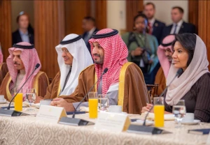 بالصور.. ولي العهد يحضر اجتماعًا مع قيادات مجلس النواب الأمريكي