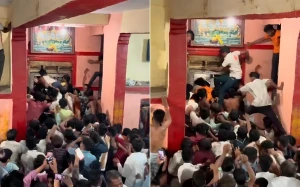 بالفيديو: هنود يتدافعون على مدخل أحد المعابد معتقدين أن من يعبره تتحقق أمنياته