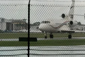 هبوط طائرة يستخدمها عادة الرئيس الفنزويلي "نيكولاس مادورو "بالقرب من الحدود الفنزويلية البرازيلية