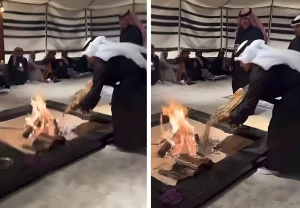 بالفيديو: شخص يثير الجدل بإلقاء كمية كبيرة من البخور في النار أمام ضيوفه داخل خيمة