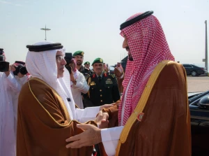 بالفيديو والصور.. ولي العهد يصل البحرين لترؤس وفد المملكة في القمة الخليجية الـ46