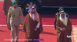 بالفيديو .. ولي العهد يصل إلى قصر الصخير لترؤس وفد المملكة في القمة الخليجية الـ46