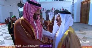 بالفيديو .. ملك البحرين يستقبل ولي العهد لدى وصوله قصر الصخير لترؤس وفد المملكة في القمة الخليجية الـ46