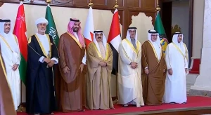 بالفيديو.. ولي العهد يتوسط قادة وممثلي دول الخليج في الصورة التذكارية للقمة الخليجية الـ 46