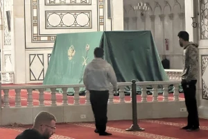 تلفزيون سوريا يحسم الجدل ويكشف الهدية السعودية المغطاة بستار أخضر داخل صندوق في الجامع الأموي بدمشق