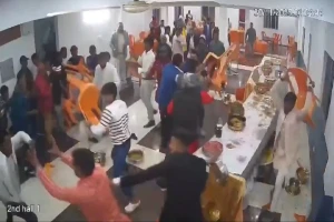 لسبب غريب.. بالفيديو: معركة بالكراسي بين عائلتي عروسين في الهند خلال حفل الزفاف