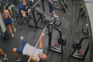 بالفيديو: وفاة شخص داخل صالة رياضية بعد سقوط العامود على صدره  أثناء رفع الأثقال