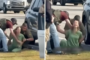 بالفيديو.. فتاة أمريكية تصرخ أثناء اعتقالها بالقوة من قبل عناصر الشرطة الأمريكية بسبب رفضها إبراز رخصة قيادتها للسيارة