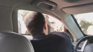 فيديو مسرب قديم لجنود الجيش السوري يقبلون يد بشار الأسد.. ولونا الشبل تسخر : "ما في فايدة كلهم بيبوسوا الإيد"
