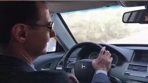 "ما بيقدر إذا ما قاقا".. بالفيديو .. تعليق " لونا الشبل "  بسخرية على نداء عسكري لبشار الأسد عبر اللاسلكي