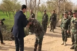 فيديو مسرب قديم لـ" لواء سوري"  في لحظة ذل يقبل يد المخلوع بشار الأسد ..ويعلق : بتنباس إيدك ورجلك