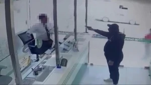 الكويت: تفاصيل الحكم على ضابط سابق ظهر في فيديو ينفذ عملية سطو مسلح على محل صرافة