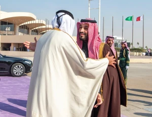 بالصور: أمير دولة قطر يغادر الرياض وولي العهد في مقدمة مودعيه