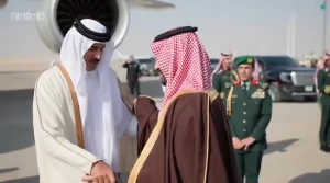 أثناء وداعه في المطار ... بالفيديو: ولي العهد لأمير قطر : بلغ تحياتي للوالد والوالدة