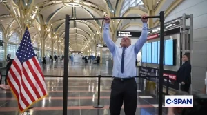 ‏بالفيديو: وزير الصحة الأميركي يُنفذ 20 تمريناً شد وهو في عمر الـ71 عاما