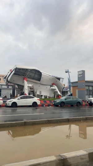 الأمطار الغزيرة بجدة تسقط سقف محطة وقود في حي الفلاح