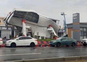 الأمطار الغزيرة بجدة تسقط سقف محطة وقود في حي الفلاح